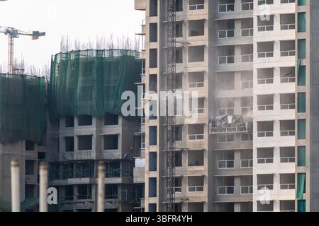 I lavori di costruzione in corso a Mumbai mostrano lo sviluppo di nuovi edifici residenziali. Foto Stock