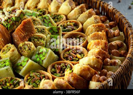Primo piano di baklava di pistacchio arabo, strati scaglie e vivaci noci verdi, dessert mediorientale Foto Stock