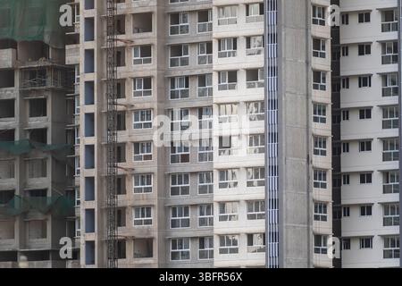 Diversi edifici residenziali in varie fasi di costruzione evidenziano la crescita urbana e il design moderno. Foto Stock