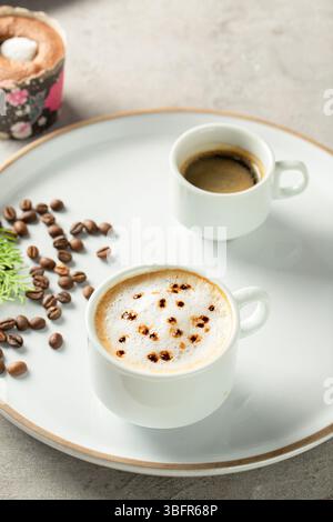 Tazza cappuccino con un lato di caffè arabo e chicchi di caffè tostati Foto Stock