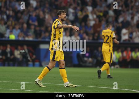 Monaco di Baviera, Germania 31 maggio 2025: Francesco Acerbi dell'Inter in azione durante la finale di UEFA Champions League 2024-2025 Parigi Saint Germain vs Inter mi Foto Stock