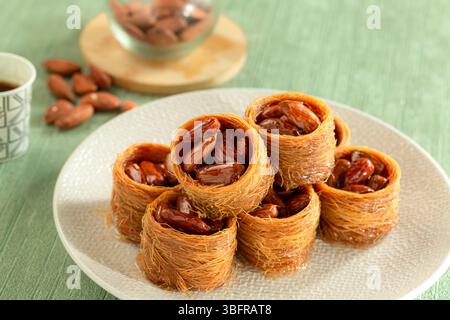 Involtini di mandorle (Asawer), dolci tradizionali del Medio Oriente Foto Stock