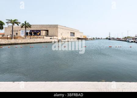 Cartagena, Colombia - 12 aprile 2024: Scena di strada della città con il Cartagena de Indias Convention Center a Cartagena, Colombia. Foto Stock