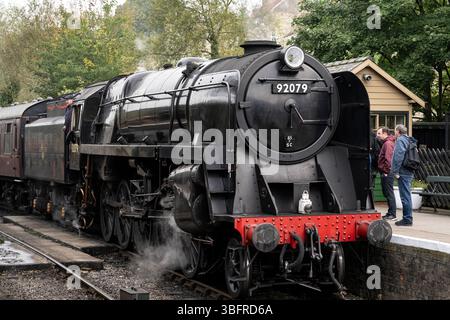 La locomotiva BR Standard Class 9F No. 92079 presso la stazione di Pickering durante il gala a vapore della North Yorkshire Moors Railway del 2024. Foto Stock