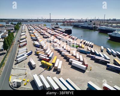 19 maggio 2025 - Vlaardingen-Paesi Bassi: Terminal dei traghetti affollato con traghetti DFDS e decine di rimorchi in attesa di essere spediti nell'harb industriale Foto Stock