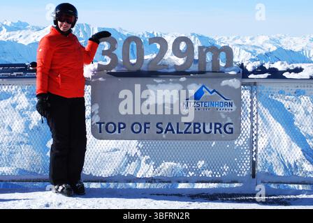 Turista invernale presso la splendida piattaforma di osservazione Top of Salzburg. Kaprun, Austria Foto Stock