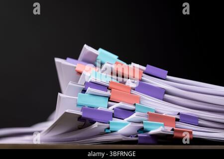 i fogli di carta per i documenti vengono uniti insieme, i fogli di carta sono diversi in ogni clip Foto Stock