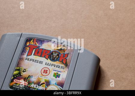 Primo piano della cartuccia per videogiochi per Nintendo 64 "Turok: Rage Wars" isolata su sfondo vuoto. Solo per uso editoriale. Foto Stock