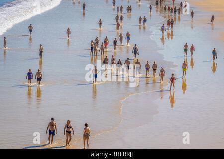 San Sebastian, Spagna - 2 agosto 2024: Le persone camminano sulla spiaggia di la Concha, vista aerea Foto Stock