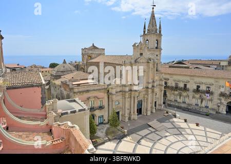 Acireale, Sicilia, Italia - 11.maggio 2025 - Vista ad alto angolo dalla torre della cattedrale a piazza duomo nel centro storico. Foto Stock