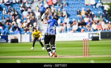 Hove UK 1 giugno 2025 - James Coles dei Sussex Sharks batte nella partita di cricket T20 Vitality Blast tra Sussex Sharks e Gloucestershire al 1st Central County Ground di Hove: Credit Simon Dack /TPI/ Alamy Live News Foto Stock