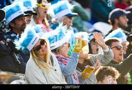 Hove UK 1 giugno 2025 - i tifosi si godono la partita di cricket T20 Vitality Blast tra Sussex Sharks e Gloucestershire al 1° Central County Ground di Hove: Credit Simon Dack /TPI/ Alamy Live News Foto Stock