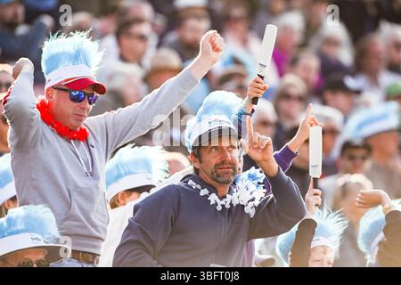 Hove UK 1 giugno 2025 - i tifosi si godono la partita di cricket T20 Vitality Blast tra Sussex Sharks e Gloucestershire al 1° Central County Ground di Hove: Credit Simon Dack /TPI/ Alamy Live News Foto Stock