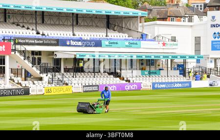 Hove UK 1 giugno 2025 - il personale di terra al lavoro falcia l'esterno alla partita di cricket T20 Vitality Blast tra Sussex Sharks e Gloucestershire al 1st Central County Ground di Hove: Credit Simon Dack /TPI/ Alamy Live News Foto Stock