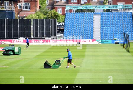 Hove UK 1 giugno 2025 - il personale di terra al lavoro falcia l'esterno alla partita di cricket T20 Vitality Blast tra Sussex Sharks e Gloucestershire al 1st Central County Ground di Hove: Credit Simon Dack /TPI/ Alamy Live News Foto Stock