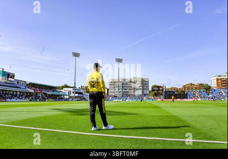 Hove UK 1 giugno 2025 - D'Arcy a corto di Gloucestershire schierata sul confine durante la partita di cricket T20 Vitality Blast tra Sussex Sharks e Gloucestershire al 1st Central County Ground a Hove: Credit Simon Dack /TPI/ Alamy Live News Foto Stock