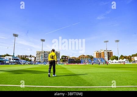 Hove UK 1 giugno 2025 - D'Arcy a corto di Gloucestershire schierata sul confine durante la partita di cricket T20 Vitality Blast tra Sussex Sharks e Gloucestershire al 1st Central County Ground a Hove: Credit Simon Dack /TPI/ Alamy Live News Foto Stock