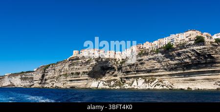 Paesaggio della città di Bonifacio, Corsica. Edifici e case sulla scogliera vista mare. Foto Stock