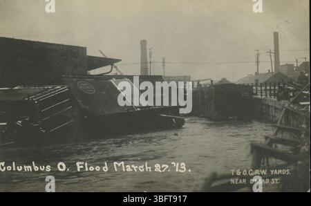 Questa fotografia del 1913 mostra la devastazione causata dall'alluvione nei cantieri della Toledo and Ohio Central Railway vicino a Broad Street a Columbus, Ohio. L'immagine mostra anche la Crystal Ice Manufacturing and Cold Storage Company, situata al 397 di West Broad Street, ora sede dello Spaghetti Warehouse. Foto Stock