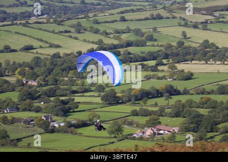 Blue Canopy Parachute Sailing: Sopra South Shropshire, Parascending & gliding Club, Long Mynd Church Stretton, South Shropshire West Midlands Foto Stock