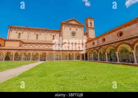 La chiesa di San Cristoforo della Certosa di Ferrara, caratterizzata da un bellissimo chiostro e da un prato lussureggiante, si erge come monumento significativo nella città di Ferrara Foto Stock