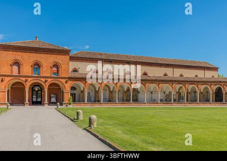 Ferrara, Italia - 17 maggio 2025: Scopri la splendida bellezza architettonica della Certosa di Ferrara, Italia, con i suoi eleganti archi e. Foto Stock