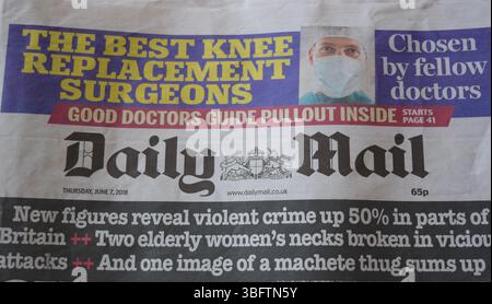 Daily mail articolo pubblicitario in prima pagina sui chirurghi di sostituzione del ginocchio. Foto Stock