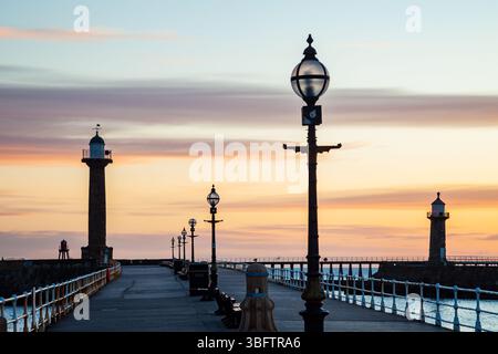 Alba sul molo ovest di Whitby, North Yorkshire, Inghilterra. Foto Stock