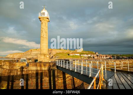 Faro sul West Pier a Whitby, North Yorkshire, Inghilterra. Foto Stock