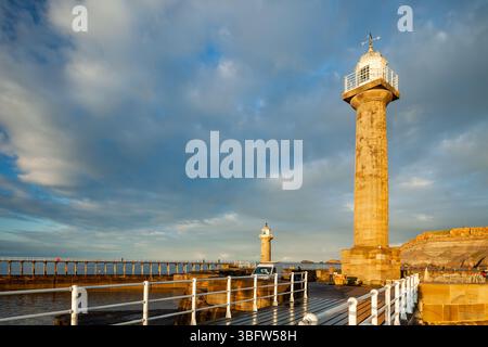 Fari all'ingresso di Whitby Harbour, North Yorkshire, Inghilterra. Foto Stock