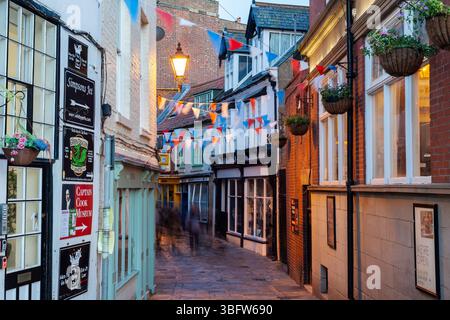 Serata nel centro storico di Whitby, North Yorkshire, Inghilterra. Foto Stock