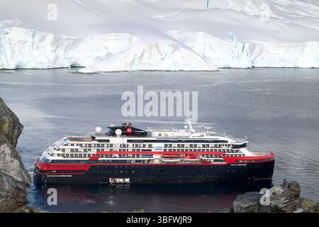 La nave da crociera ibrida Hurtigruten Expeditions MS Roald Amundsen nel porto di Orne sulla costa occidentale della Terra di Graham, in Antartide Foto Stock