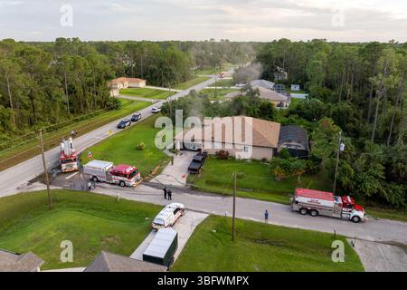 Personale del servizio di emergenza che risponde all'incidente del monossido di carbonio sulla strada residenziale della Florida. Soccorritori che indagano sul rischio di incendio di Foto Stock