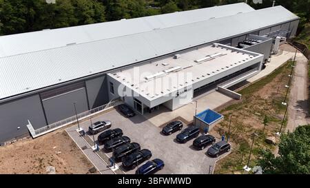 Marchin, Belgio. 3 giugno 2025. Ripresa aerea scattata durante l'inaugurazione di Safran Blades, la nuova fabbrica Safran Aero Boosters 4,0 specializzata nella produzione di pale per motori aerei, a Marchin, martedì 03 giugno 2025. BELGA PHOTO ERIC LALMAND credito: Belga News Agency/Alamy Live News Foto Stock
