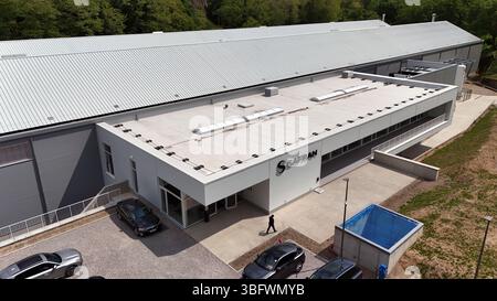 Marchin, Belgio. 3 giugno 2025. Ripresa aerea scattata durante l'inaugurazione di Safran Blades, la nuova fabbrica Safran Aero Boosters 4,0 specializzata nella produzione di pale per motori aerei, a Marchin, martedì 03 giugno 2025. BELGA PHOTO ERIC LALMAND credito: Belga News Agency/Alamy Live News Foto Stock