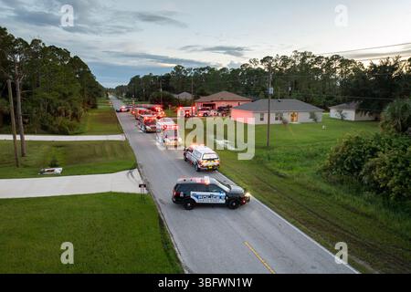 I primi soccorritori che indagano sul pericolo di monossido di carbonio nelle abitazioni residenziali in Florida, Stati Uniti Foto Stock