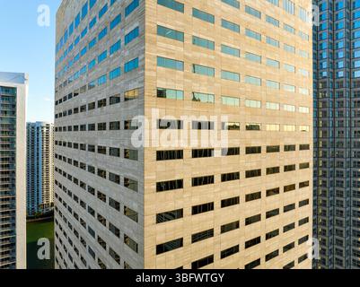 Quartiere degli uffici nel centro di Miami in Florida, Stati Uniti al tramonto. Alti edifici commerciali e residenziali per grattacieli nella moderna città americana Foto Stock