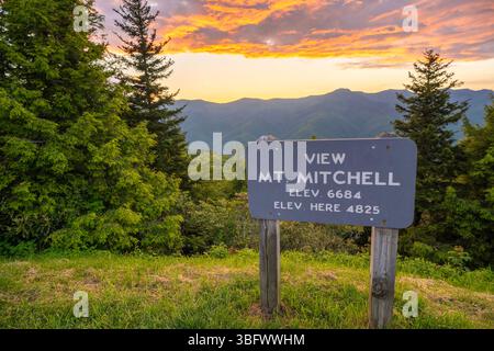 Vista sul monte Mitchell sulla Blue Ridge Parkway. Viaggio panoramico in auto sui monti Appalachi del North Carolina Foto Stock