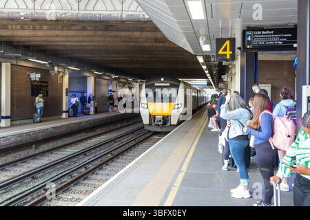Treno britannico Classe 700 per Bedford con arrivo al binario, stazione ferroviaria dell'aeroporto di Gatwick, Londra, Inghilterra, Regno Unito Foto Stock