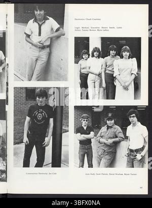 Questa immagine dell'annuario della Edgewood High School del 1982 mostra un gruppo di studenti durante un evento scolastico, mostrando vari individui e le loro attività scolastiche. La fotografia cattura le tendenze di moda e acconciatura dell'epoca, fornendo una rappresentazione visiva della vita scolastica degli anni '1980 a Edgewood. Foto Stock