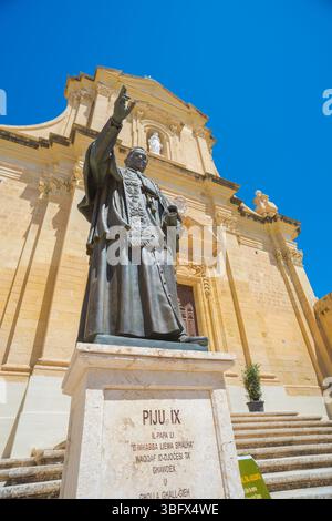 Papa Pio LX, statua di Papa Pio LX situata vicino all'ingresso della Cattedrale dell'assunzione all'interno della storica Cittadella di Victoria, Gozo, Malta Foto Stock