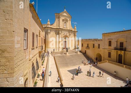 La cittadella della cattedrale di Gozo, vista della facciata della cattedrale dell'assunzione situata nella Pjazza Katidral nello storico forte della Cittadella, Victoria Gozo Foto Stock