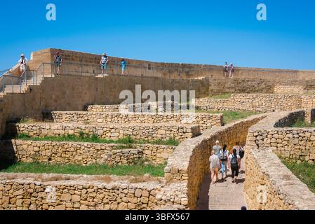 Cittadella di Gozo, vista in estate delle persone che camminano tra le rovine della storica Cittadella (fortezza Cittadella) a Victoria (Rabat), Malta Foto Stock