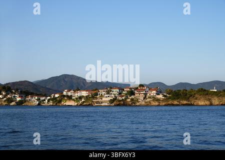 Turchia. Villaggio vicino a Fethiye. Case bianche con tetti rossi sulla riva del mare. Vista dalla baia Foto Stock
