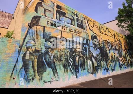 Un'imponente passeggiata da Selma al murale di Montgomery Street che ricorda la storica marcia per i diritti dei neri, di Sunny Paulk & Corey Searman, Alabama, Regno Unito Foto Stock