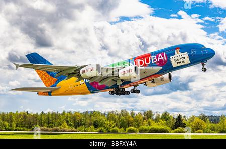 Zurigo, Svizzera, 21 aprile 2025: Un Airbus A380-861 di Emirates Airlines decolla dalla pista dell'aeroporto di Zurigo. Indossa la livrea speciale con Foto Stock
