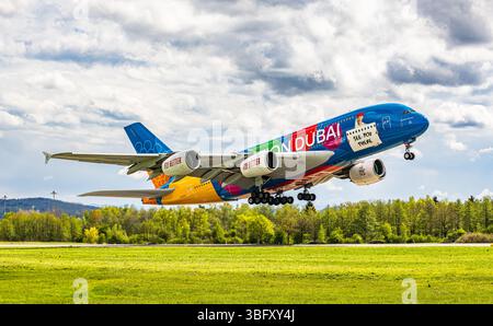Zurigo, Svizzera, 21 aprile 2025: Un Airbus A380-861 di Emirates Airlines decolla dalla pista dell'aeroporto di Zurigo. Indossa la livrea speciale con Foto Stock