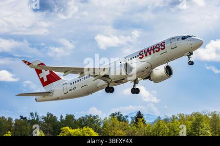 Zurigo, Svizzera, 21 aprile 2025: Un Airbus A220-300 di Swiss International Airlines decolla dalla pista dell'aeroporto di Zurigo. Registrazione Foto Stock