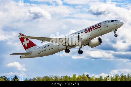 Zurigo, Svizzera, 21 aprile 2025: Un Airbus A220-300 di Swiss International Airlines decolla dalla pista dell'aeroporto di Zurigo. Registrazione Foto Stock