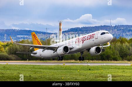 Zurigo, Svizzera, 21 aprile 2025: Un Airbus A321-251NX (Airbus A321neo) di Pegasus Airlines decolla dalla pista dell'aeroporto di Zurigo. Registra Foto Stock